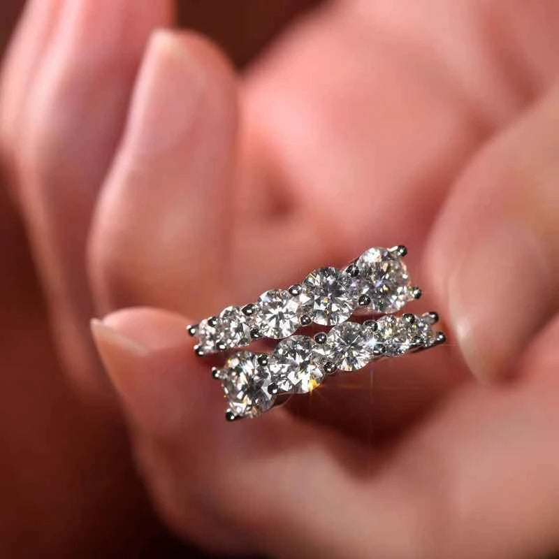 Anel Dedinho Moissanite 10 Pedras (3,26ct) em Prata 925 com Ródio ou Ouro, Design Torcido, Moissanite Cor D VVS1 Certificada