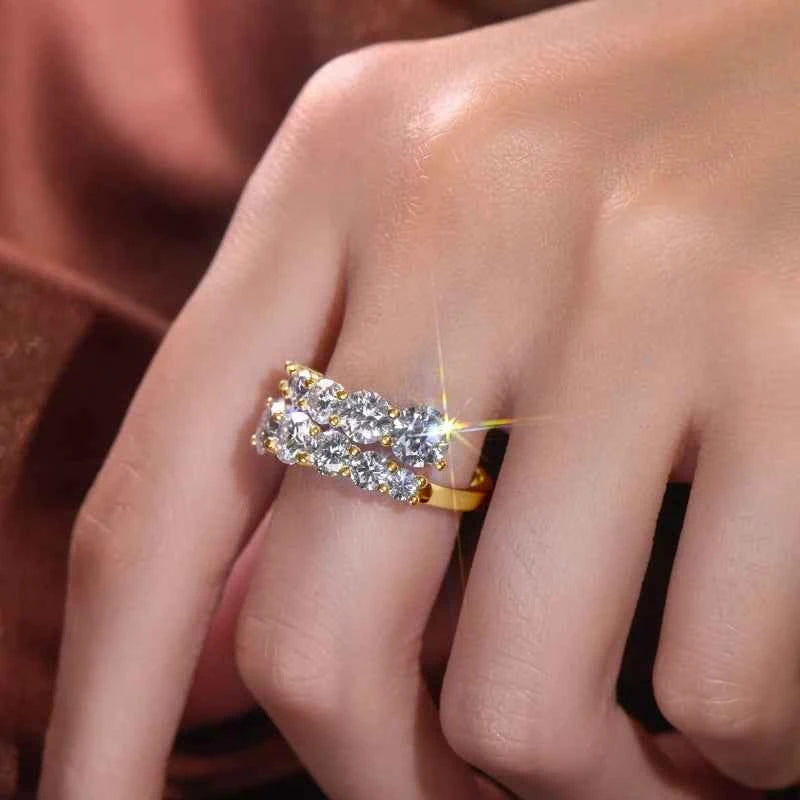 Anel Dedinho Moissanite 10 Pedras (3,26ct) em Prata 925 com Ródio ou Ouro, Design Torcido, Moissanite Cor D VVS1 Certificada