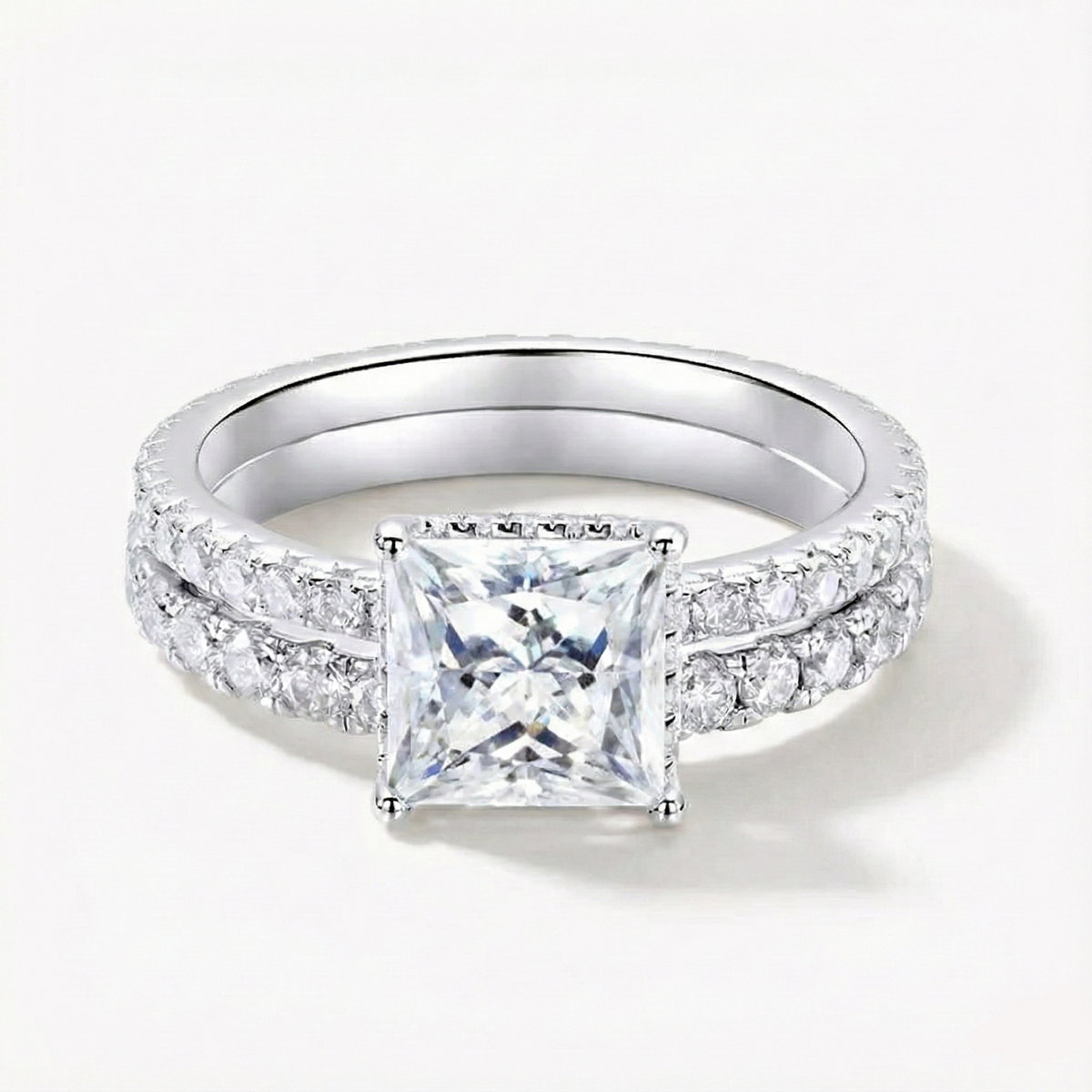 Anel Solitário Moissanite 2ct Princess Cut com Aliança Cravejada em Prata 925 Banhada a Ouro Branco 18k e Moissanite Cor D VVS1 Certificada