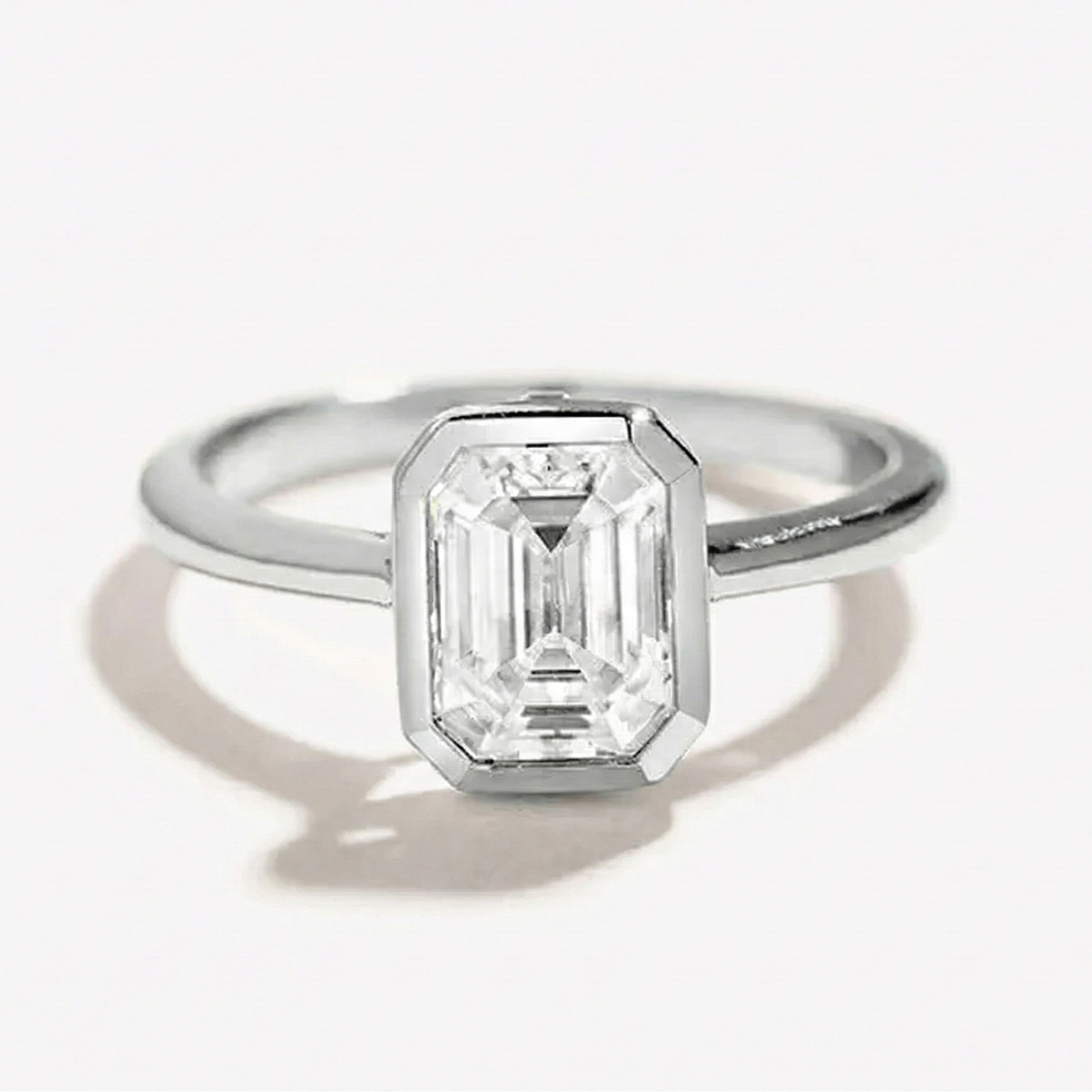 Anel Solitário Moissanite Corte Esmeralda 2 Quilates em Prata 925 com Banho em Ouro 18K e Moissanite Cor D VVS1 Certificada