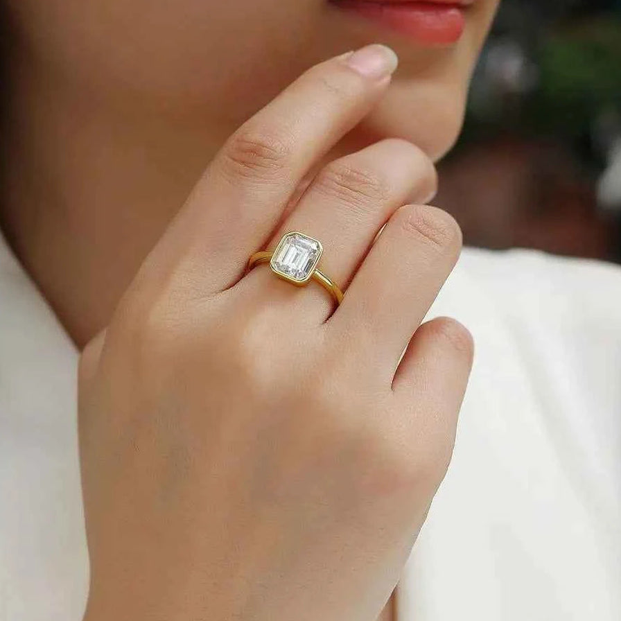 Anel Solitário Moissanite Corte Esmeralda 2 Quilates em Prata 925 com Banho em Ouro 18K e Moissanite Cor D VVS1 Certificada