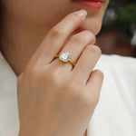 Anel Solitário Moissanite Corte Esmeralda 2 Quilates em Prata 925 com Banho em Ouro 18K e Moissanite Cor D VVS1 Certificada