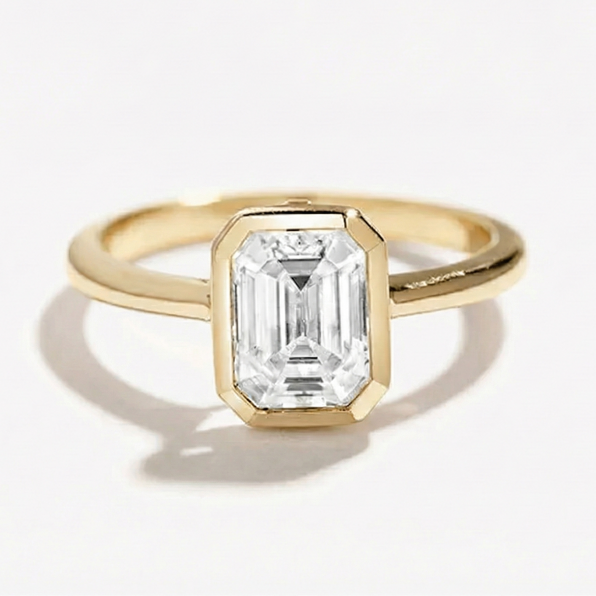 Anel Solitário Moissanite Corte Esmeralda 2 Quilates em Prata 925 com Banho em Ouro 18K e Moissanite Cor D VVS1 Certificada
