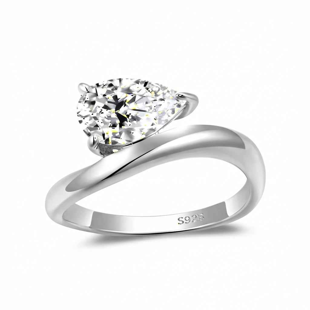 Anel Solitário Moissanite Gota 3ct (7x11mm) em Prata 925 com Banho de Ouro 18k e Moissanite Cor D VVS1 Certificada