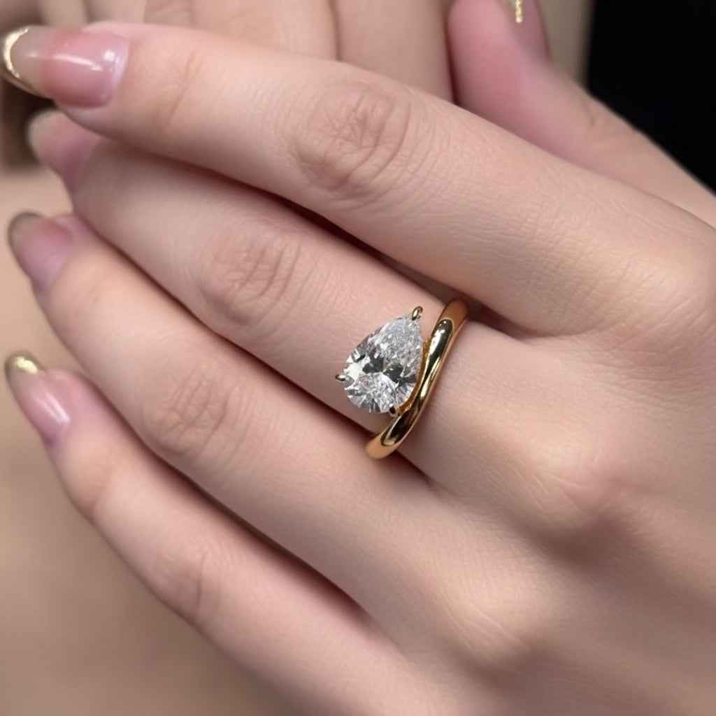 Anel Solitário Moissanite Gota 3ct (7x11mm) em Prata 925 com Banho de Ouro 18k e Moissanite Cor D VVS1 Certificada