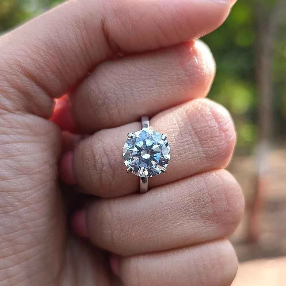 Anel Solitário Redondo Brilhante Clássico 0.5–4ct em Moissanite Cor D VVS1 Certificada em Prata 925 — Monlí