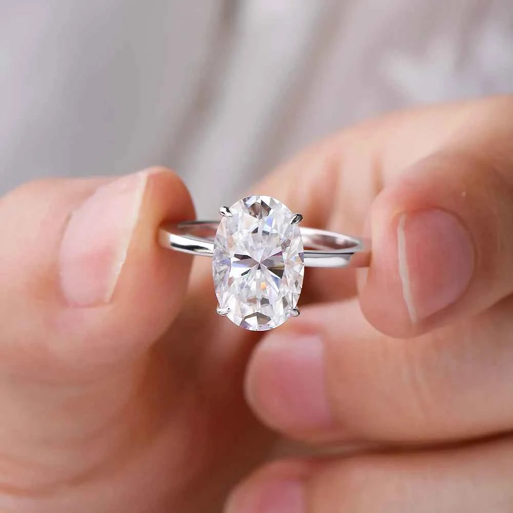 Anel Solitário de Moissanite Oval 4,5ct em Prata 925 com Banho de Ouro Branco 18k, Halo Oculto, Moissanite Cor D VVS1 Certificada — Monlí