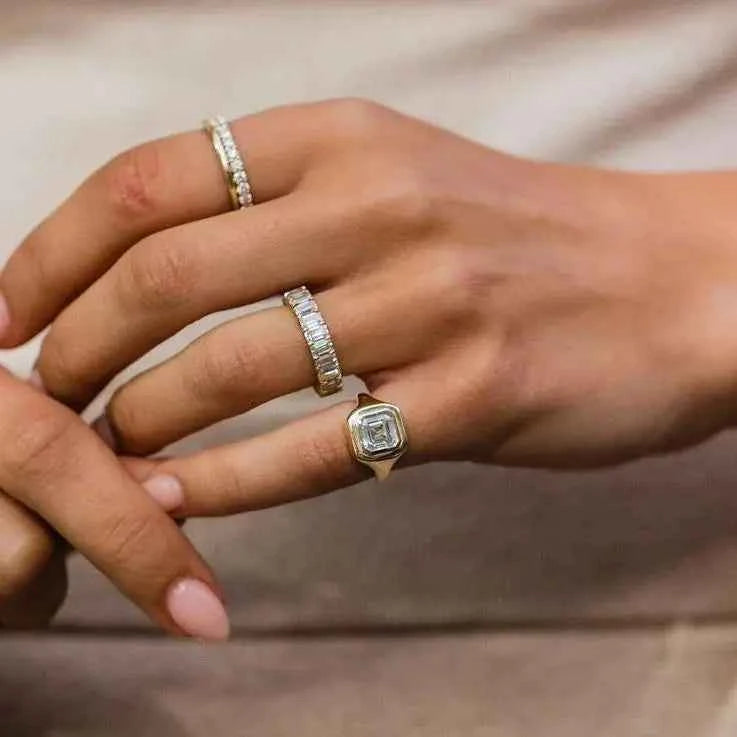 Anel de Moissanite 1,5ct Lapidação Cushion em Prata 925 com Banho de Ouro 18k e Cravação em Moldura VVS1 Certificada