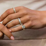 Anel de Moissanite 1,5ct Lapidação Cushion em Prata 925 com Banho de Ouro 18k e Cravação em Moldura VVS1 Certificada