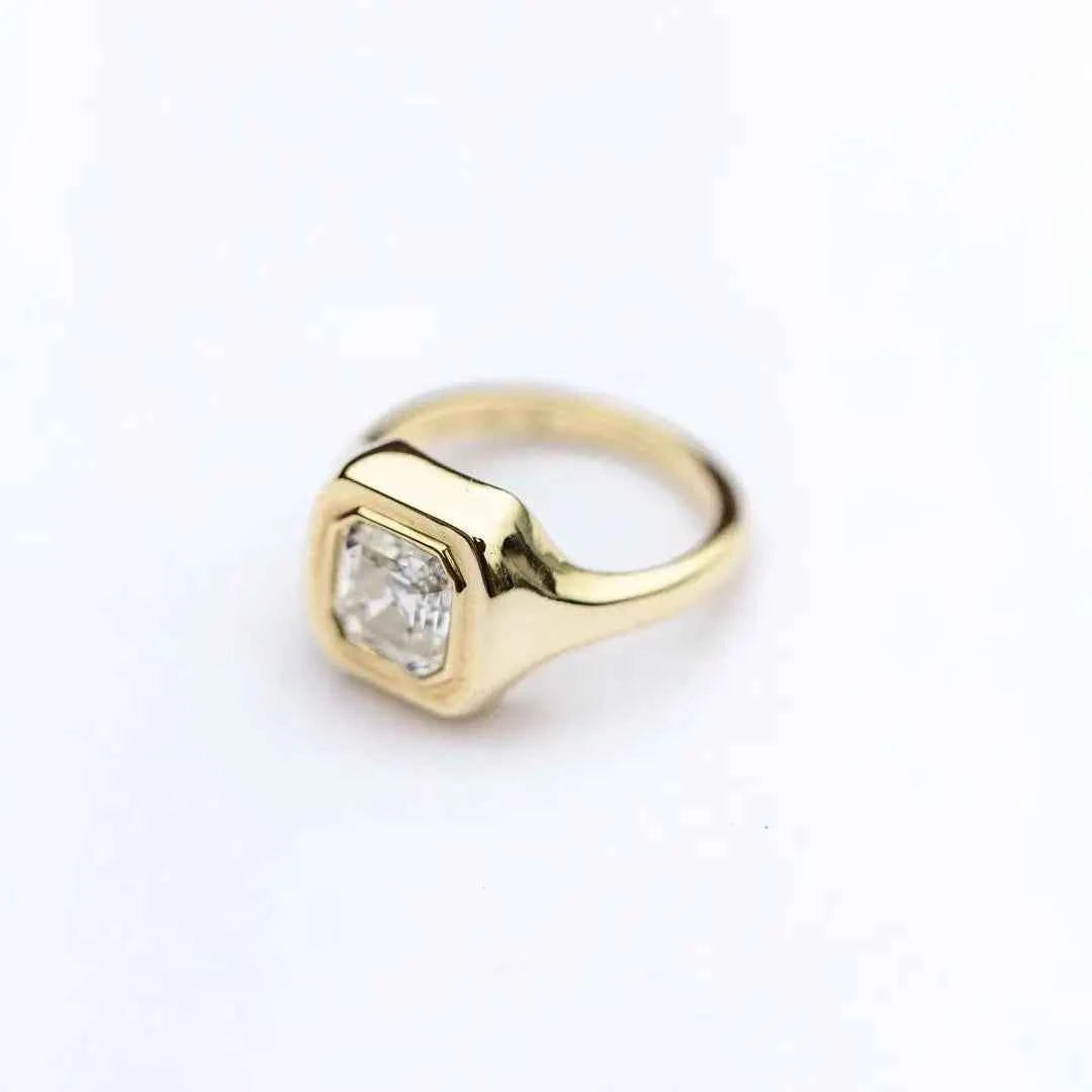 Anel de Moissanite 1,5ct Lapidação Cushion em Prata 925 com Banho de Ouro 18k e Cravação em Moldura VVS1 Certificada