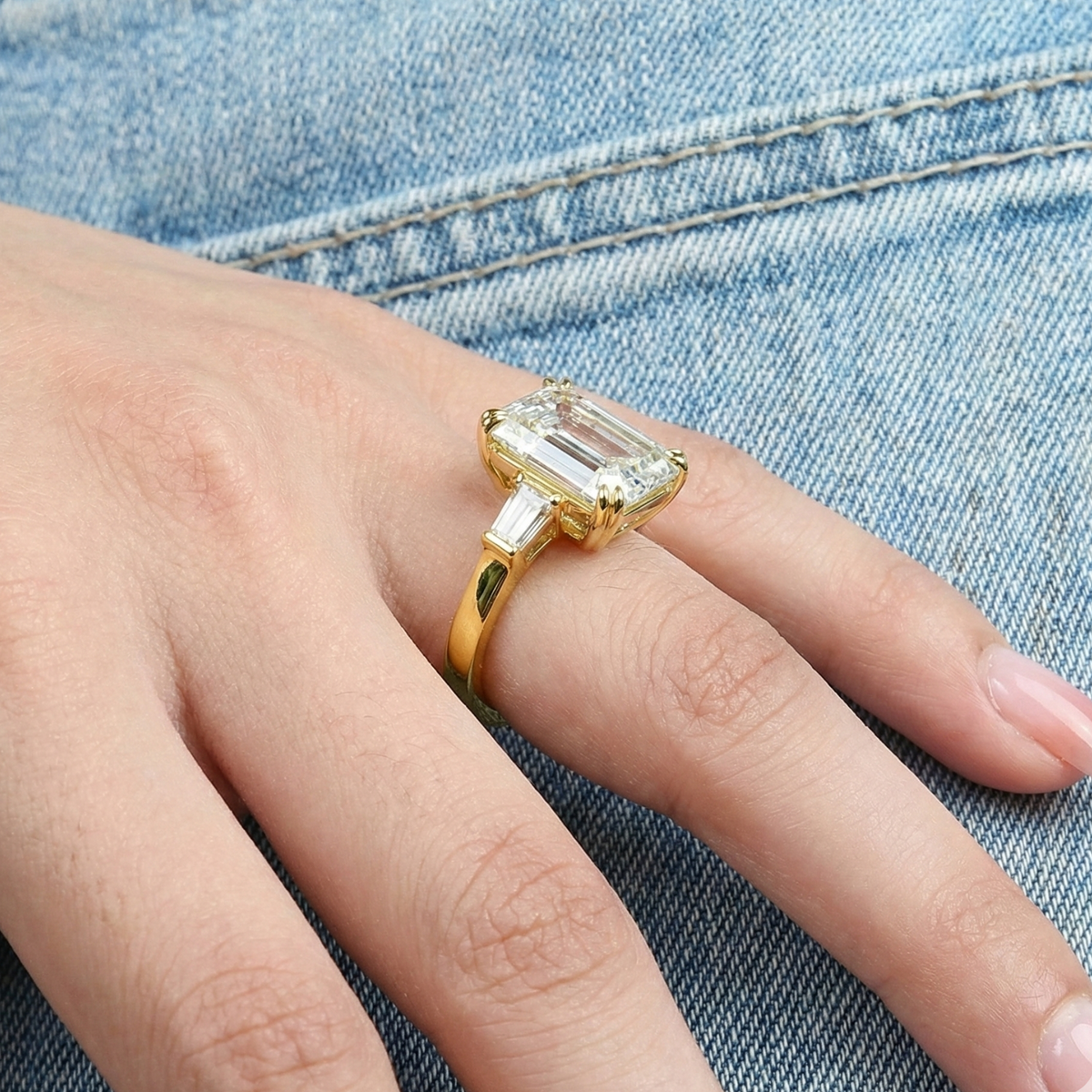 Anel de Moissanite em Prata 925 com Banho de Ouro 14k - Lapidação Emerald 10 Quilates (10×14mm) e Moissanite Cor D VVS1 Certificada