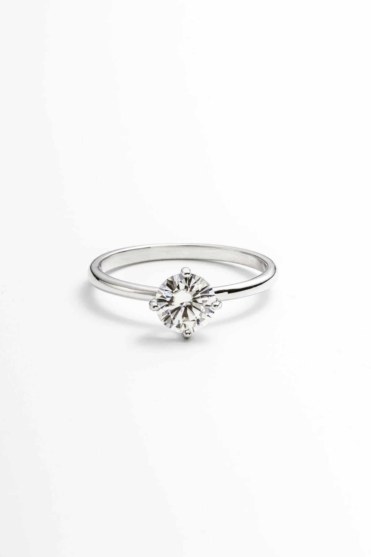 Anel Solitário Moissanite 0.5 Quilates com 4 Garras em Prata 925 e Ródio - Monlí