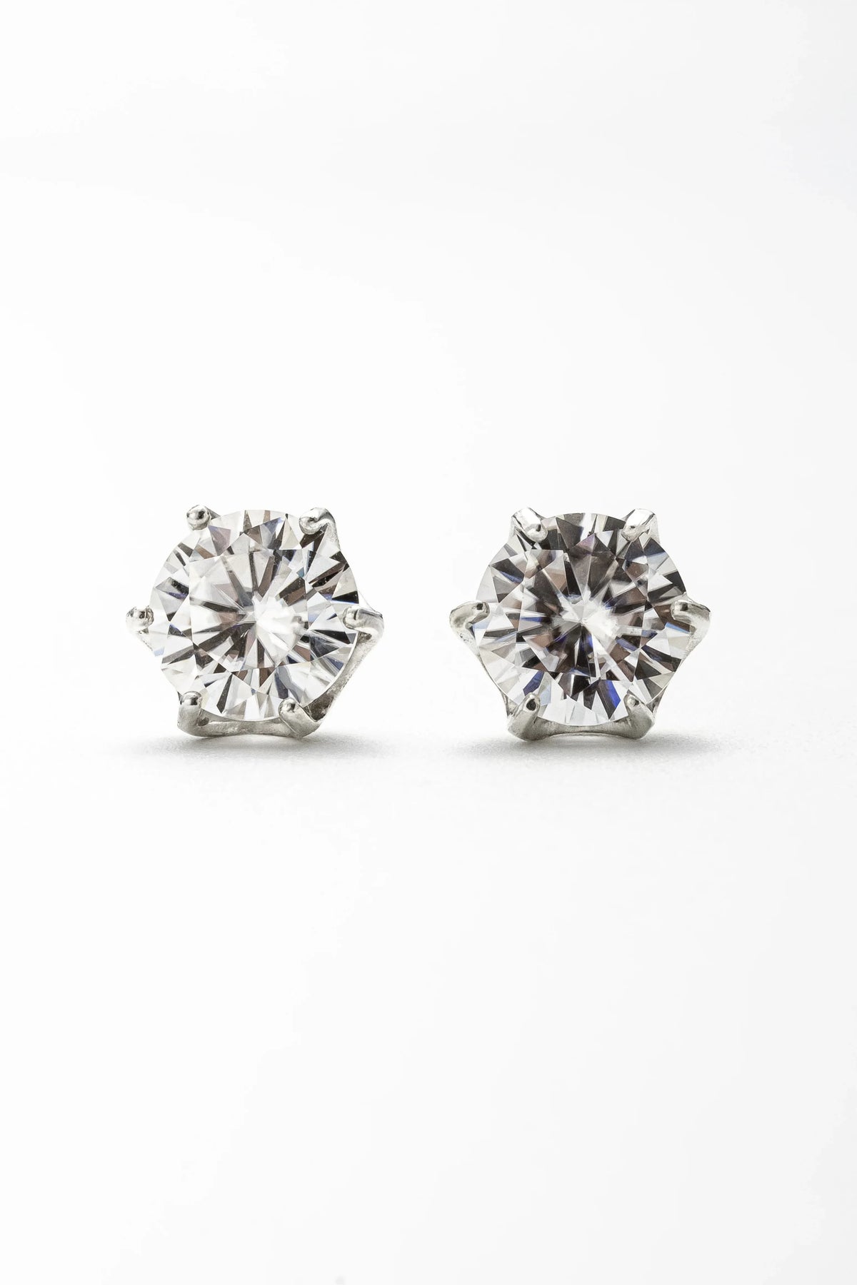 Brinco Ponto de Luz Moissanite 2ct com 6 Garras - Monlí