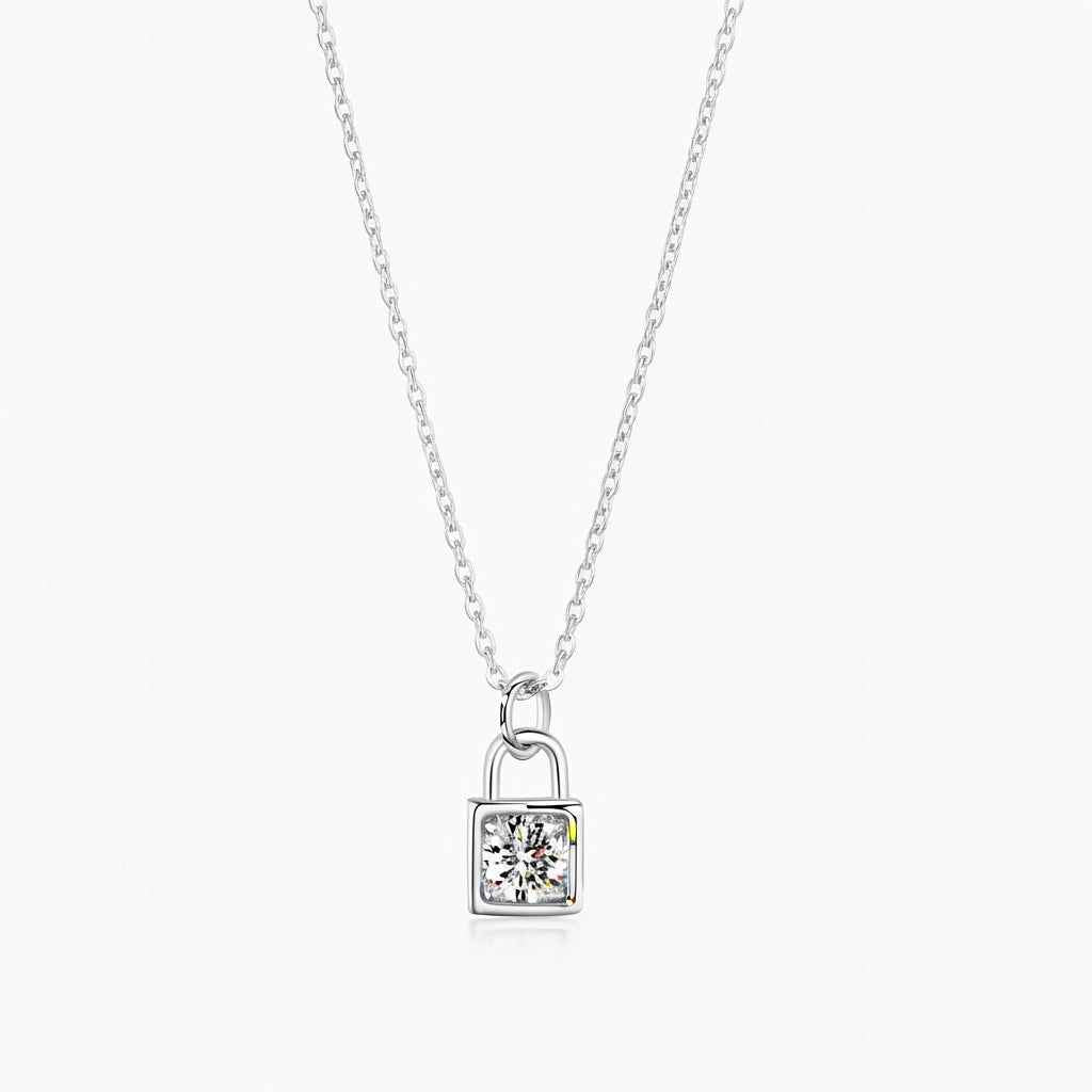 Colar Pingente Moissanite 0,5ct Cadeado, Prata 925 com Ródio e Moissanite Cor D VVS1 Certificada