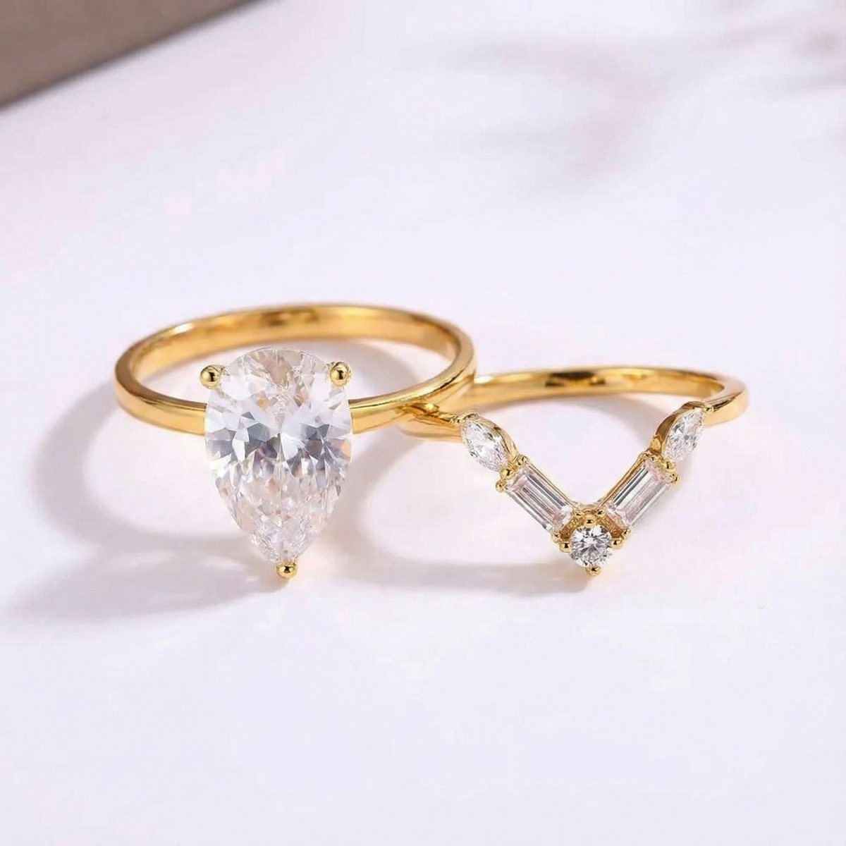 Conjunto Anel Solitário de Moissanite Gota 4ct em Prata 925 com Banho de Ouro 18K, Moissanite Cor D VVS1 Certificada — Monlí
