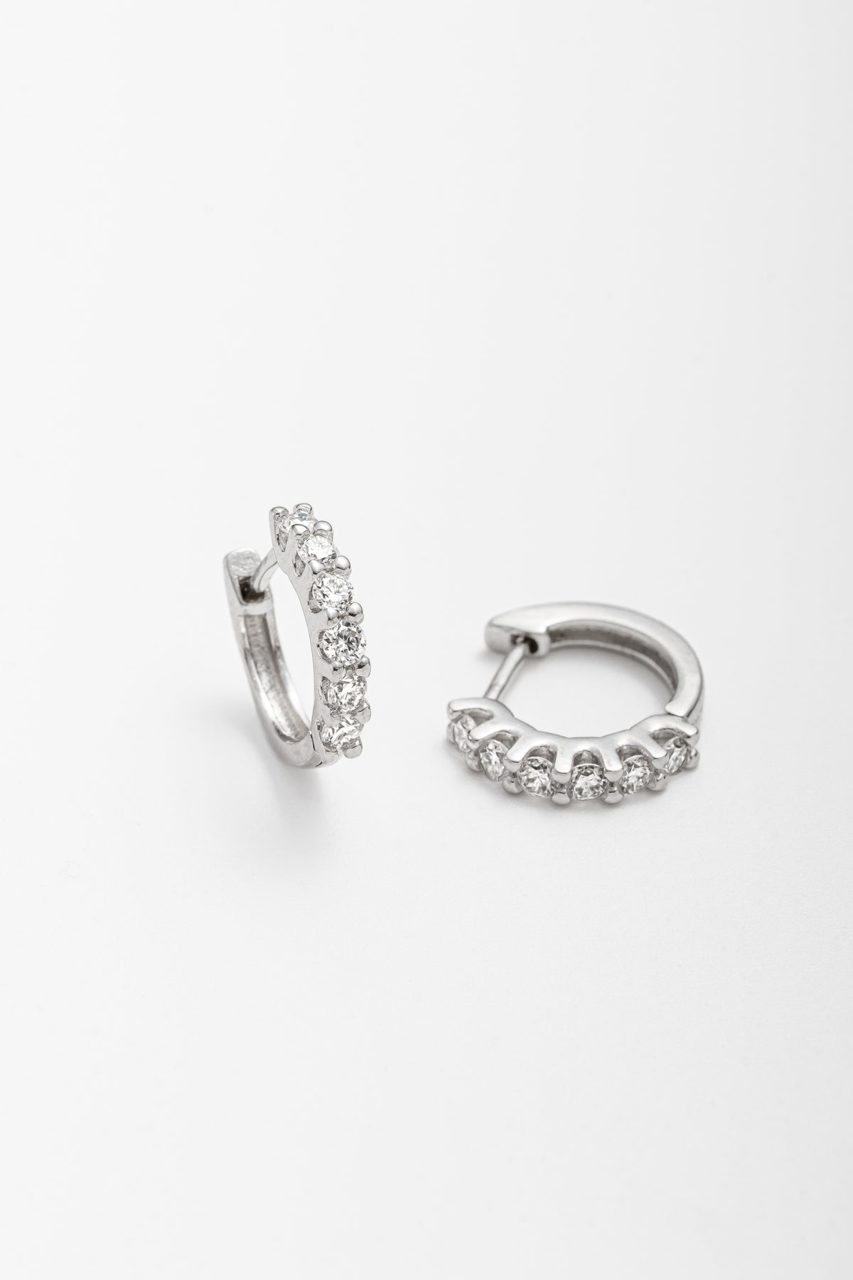 Brinco Argola Cravejada Moissanite 0.3 Quilates em Prata 925 com Ródio