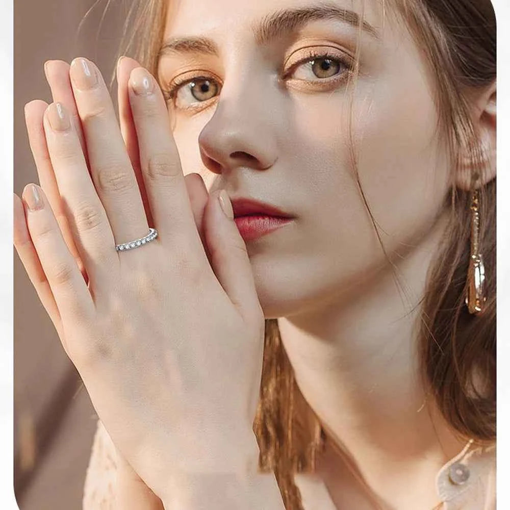 Anel Cravejado Completo em Moissanite Brilhante 1.5mm em Prata 925 com Banho de Ouro Branco 18K, Moissanite Cor D VVS1 Certificada — Monlí