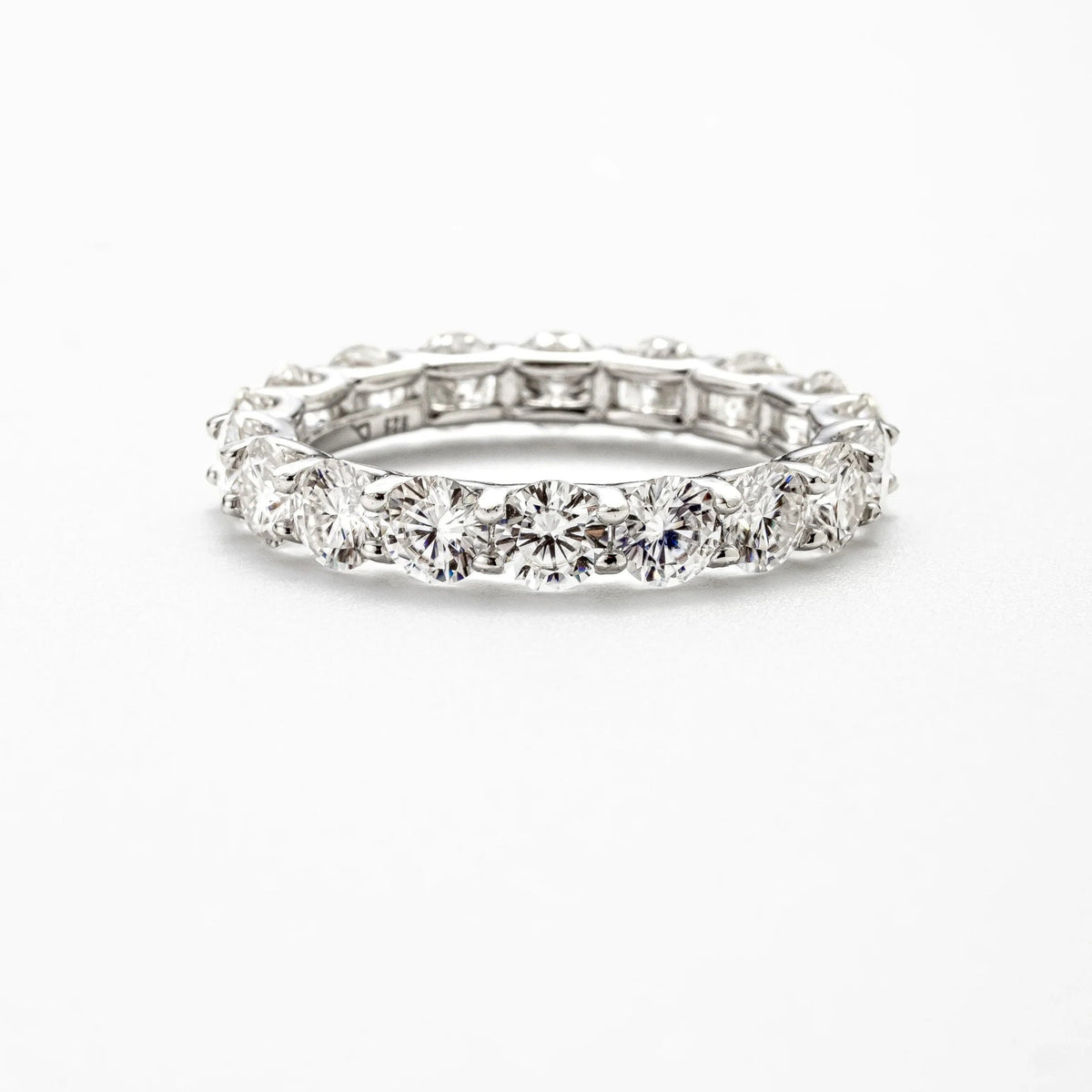 Anel Cravejado 2ct de Moissanite Brilhante 360º, Prata 925 com Ródio, Moissanite Cor D VVS1 Certificada - Monlí