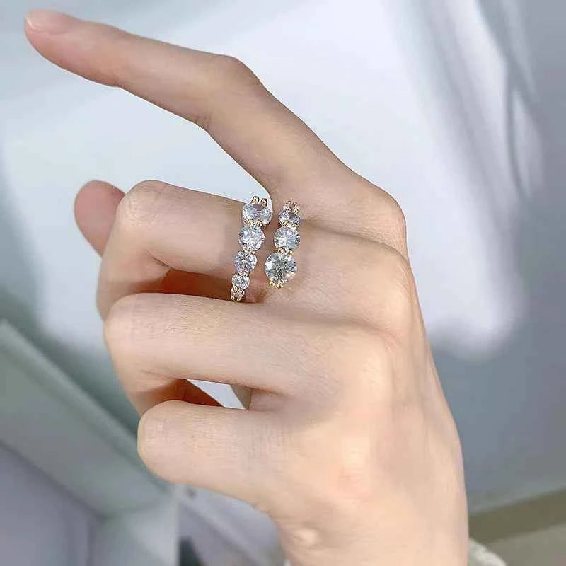 Anel Dedinho Moissanite 10 Pedras (3,26ct) em Prata 925 com Ródio ou Ouro, Design Torcido, Moissanite Cor D VVS1 Certificada