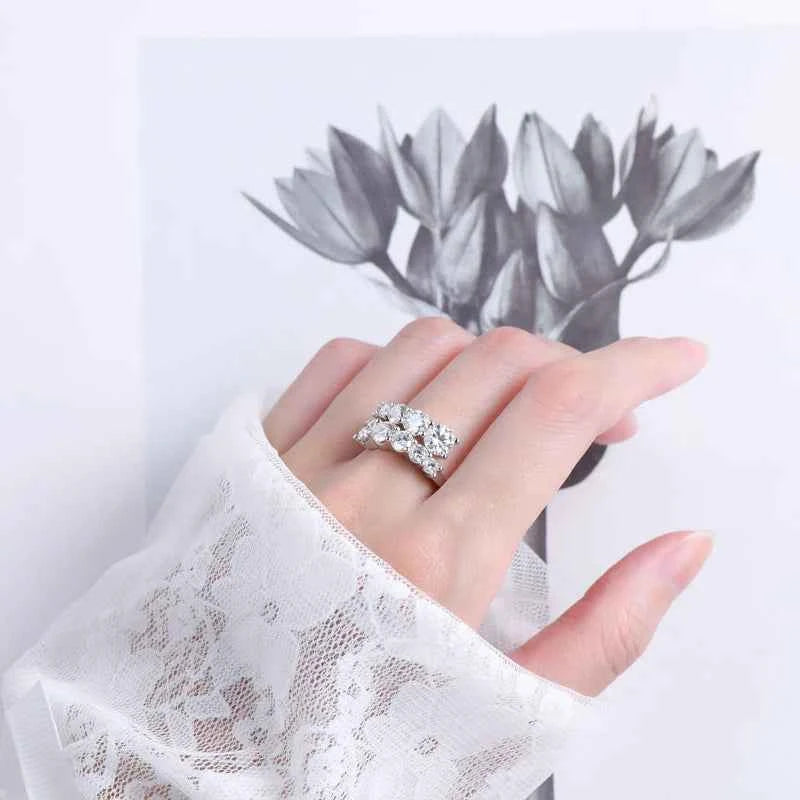 Anel Dedinho Moissanite 10 Pedras (3,26ct) em Prata 925 com Ródio ou Ouro, Design Torcido, Moissanite Cor D VVS1 Certificada