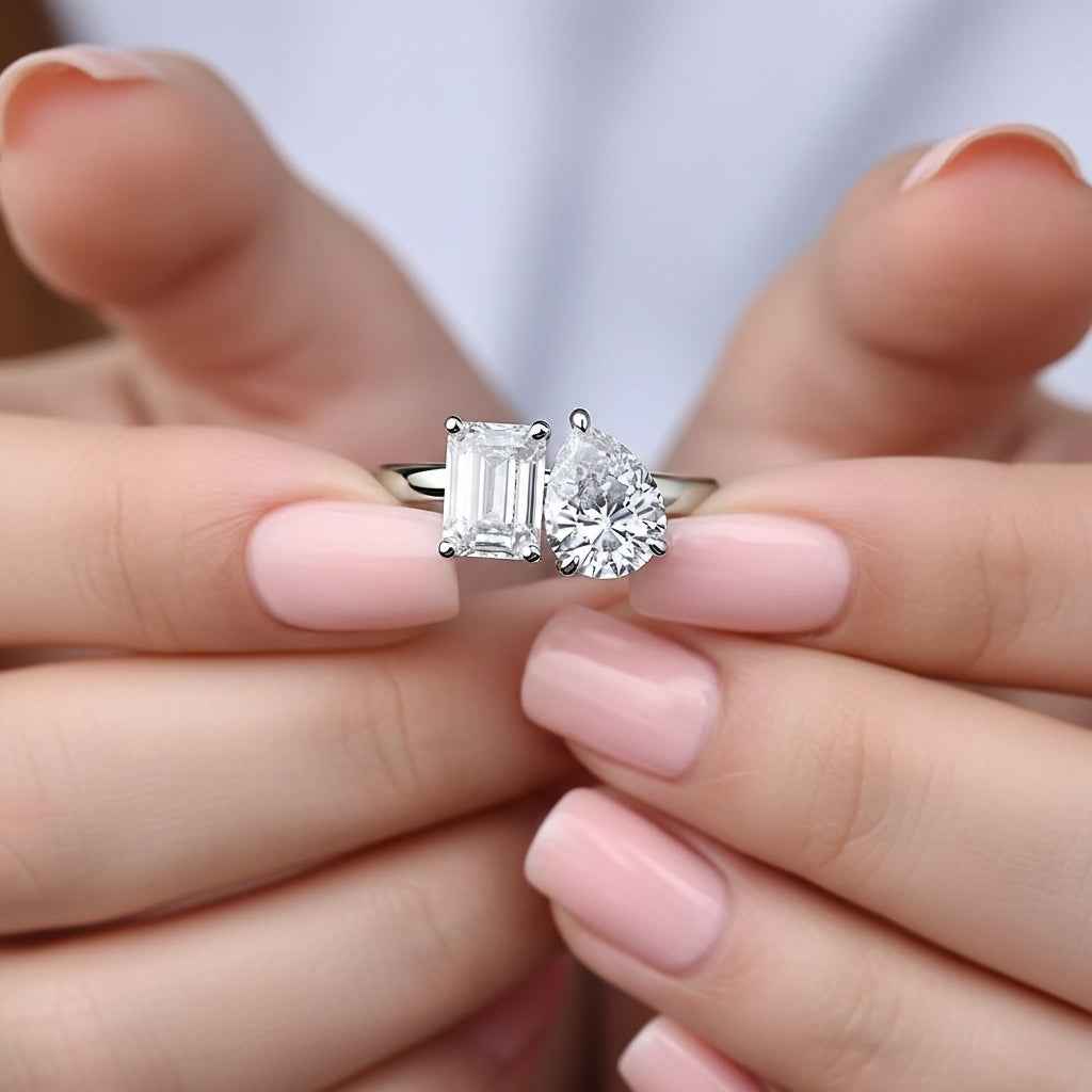 Anel Duas Pedras Moissanite Gota e Esmeralda, Toi Et Moi, 2ct • 4ct • 5ct em Prata 925 com Ródio, Moissanite Cor D VVS1 Certificada