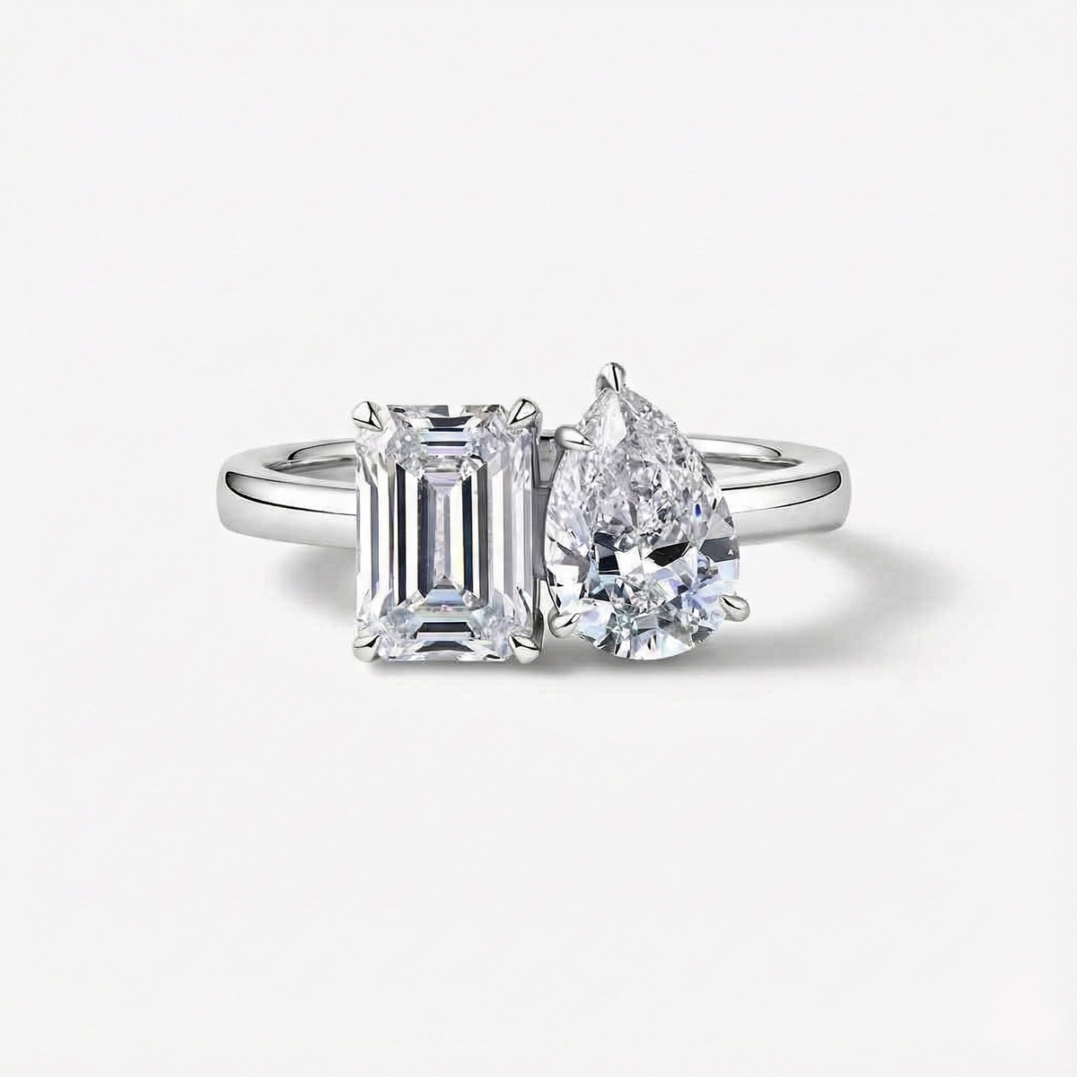 Anel Duas Pedras Moissanite Gota e Esmeralda, Toi Et Moi, 2ct • 4ct • 5ct em Prata 925 com Ródio, Moissanite Cor D VVS1 Certificada