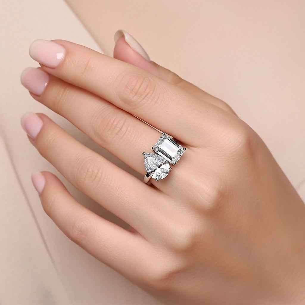 Anel Duas Pedras Moissanite Gota e Esmeralda, Toi Et Moi, 2ct • 4ct • 5ct em Prata 925 com Ródio, Moissanite Cor D VVS1 Certificada