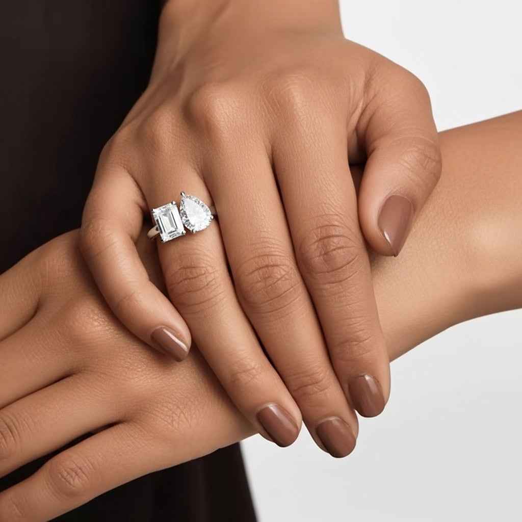 Anel Duas Pedras Moissanite Gota e Esmeralda, Toi Et Moi, 2ct • 4ct • 5ct em Prata 925 com Ródio, Moissanite Cor D VVS1 Certificada