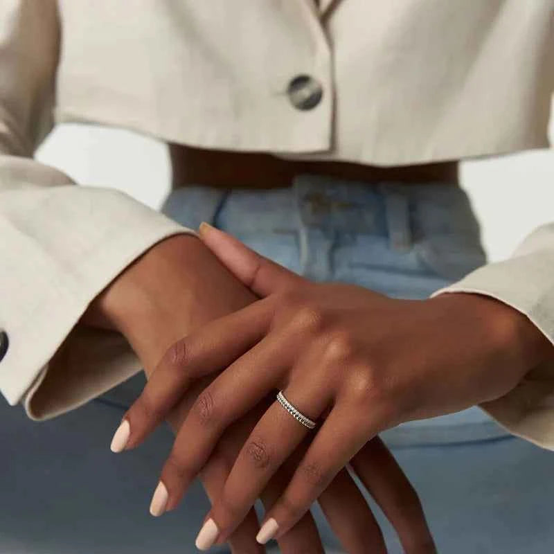 Anel Duplo Cravejado Moissanite 1,5mm em Prata 925 – D Color VVS1 com Certificação GRA – Monlí