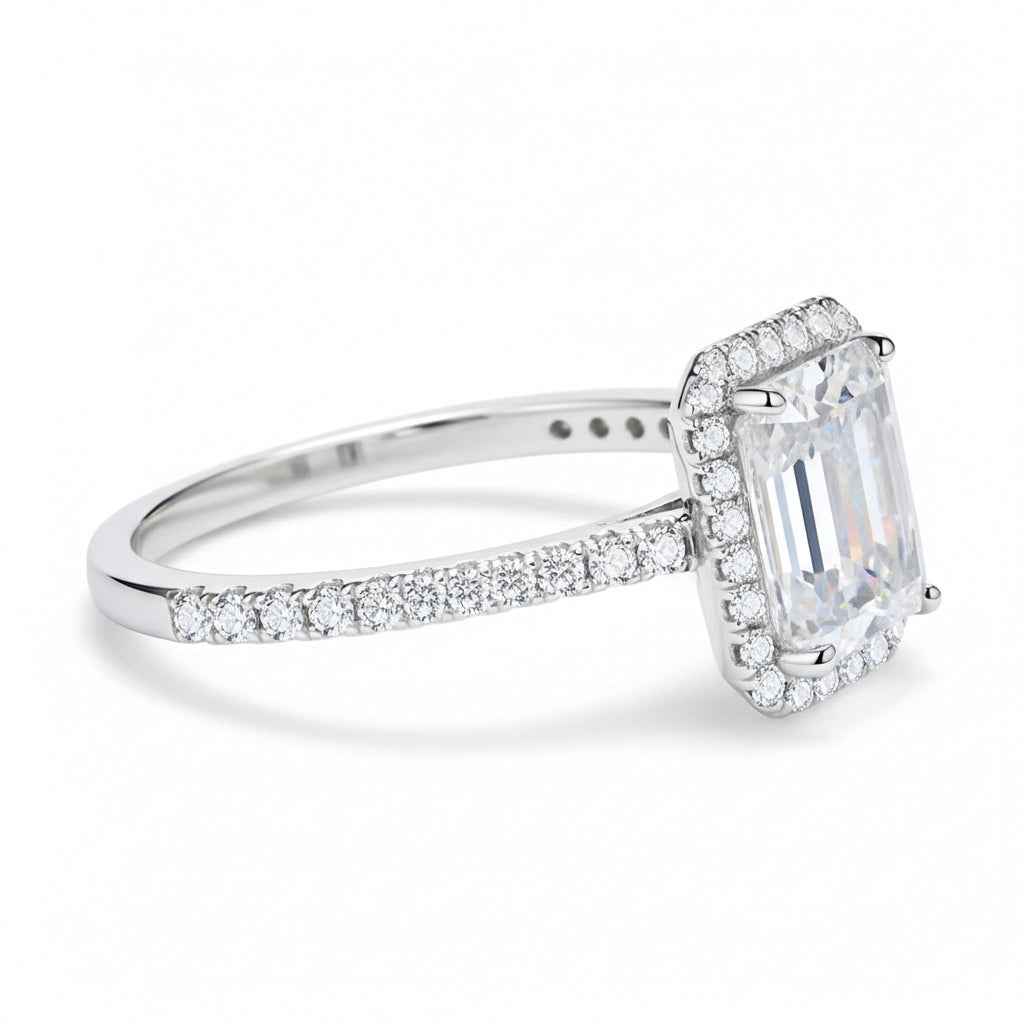 Anel Halo Moissanite Corte Esmeralda 1 e 2 Quilates Cravejado em Prata 925 com Ródio e Moissanite Cor D VVS1 Certificada