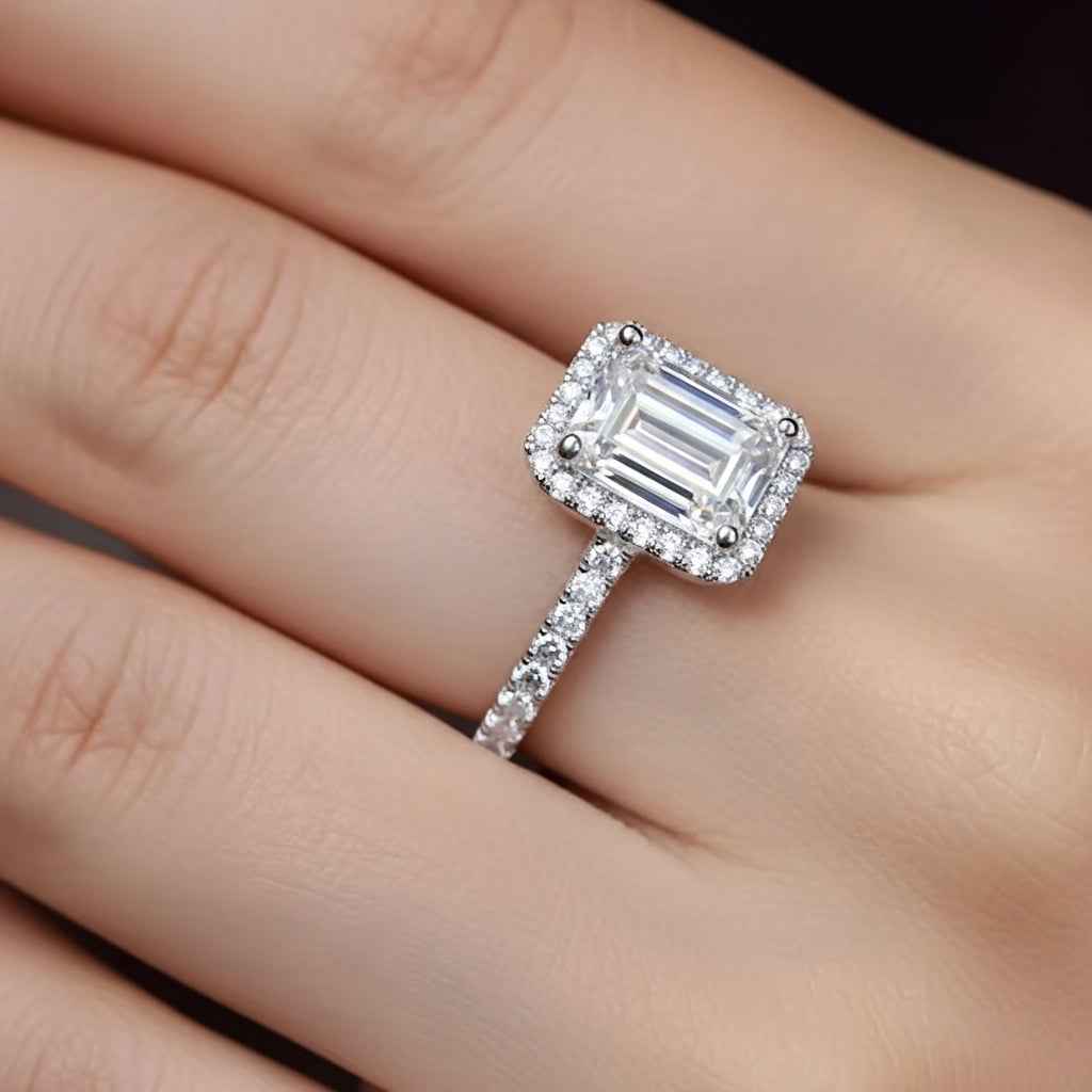 Anel Halo Moissanite Corte Esmeralda 1 e 2 Quilates Cravejado em Prata 925 com Ródio e Moissanite Cor D VVS1 Certificada