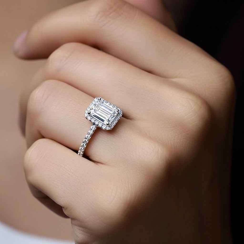Anel Halo Moissanite Corte Esmeralda 1 e 2 Quilates Cravejado em Prata 925 com Ródio e Moissanite Cor D VVS1 Certificada