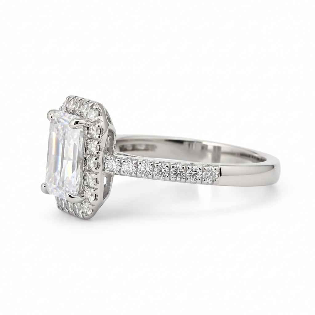 Anel Halo Moissanite Corte Esmeralda 1 e 2 Quilates Cravejado em Prata 925 com Ródio e Moissanite Cor D VVS1 Certificada