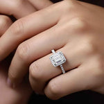 Anel Halo Moissanite Corte Esmeralda 1 e 2 Quilates Cravejado em Prata 925 com Ródio e Moissanite Cor D VVS1 Certificada