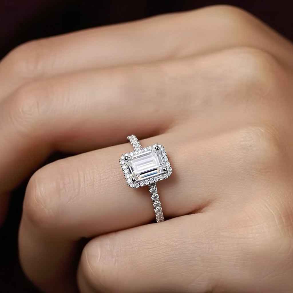 Anel Halo Moissanite Corte Esmeralda 1 e 2 Quilates Cravejado em Prata 925 com Ródio e Moissanite Cor D VVS1 Certificada