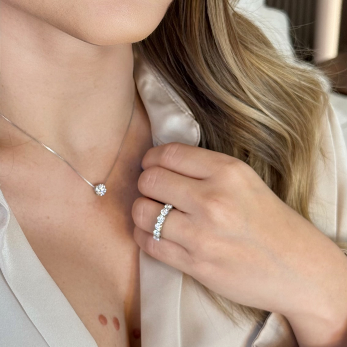 Anel Meia Aliança 1,5ct de Moissanite Brilhante com 5 Pedras, Prata 925 com Ródio, Moissanite Cor D VVS1 Certificada - Monlí