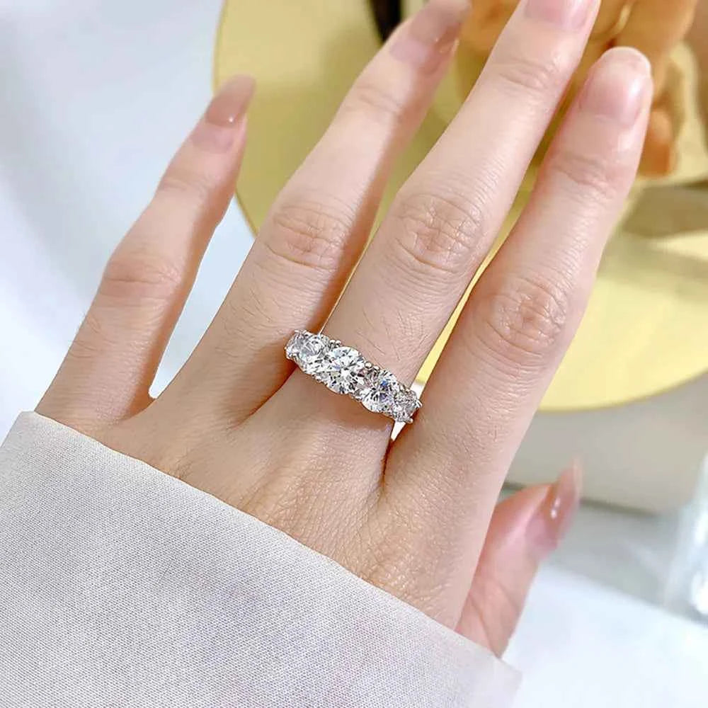 Anel Meia Aliança de Moissanite Oval 2,5–5ct em Prata 925 Banhada a Ouro 18k, Moissanite Cor D VVS1 Certificada — Monlí