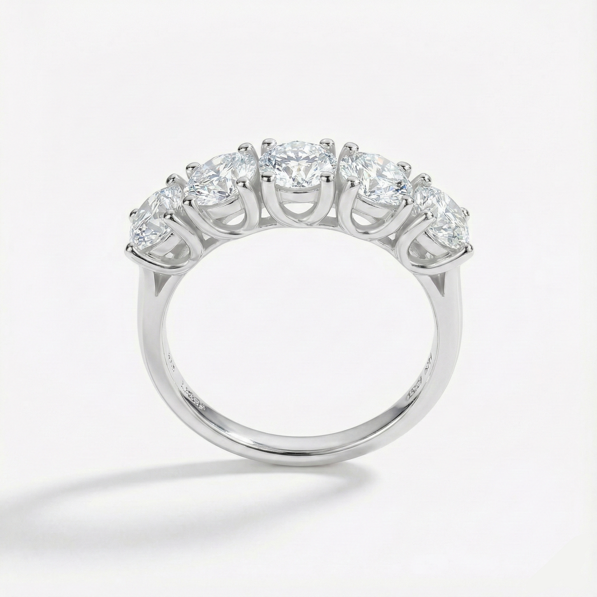 Anel Meia Aliança de Moissanite 2,5–5ct em Prata 925 Banhada a Ouro 18k, Moissanite Cor D VVS1 Certificada — Monlí