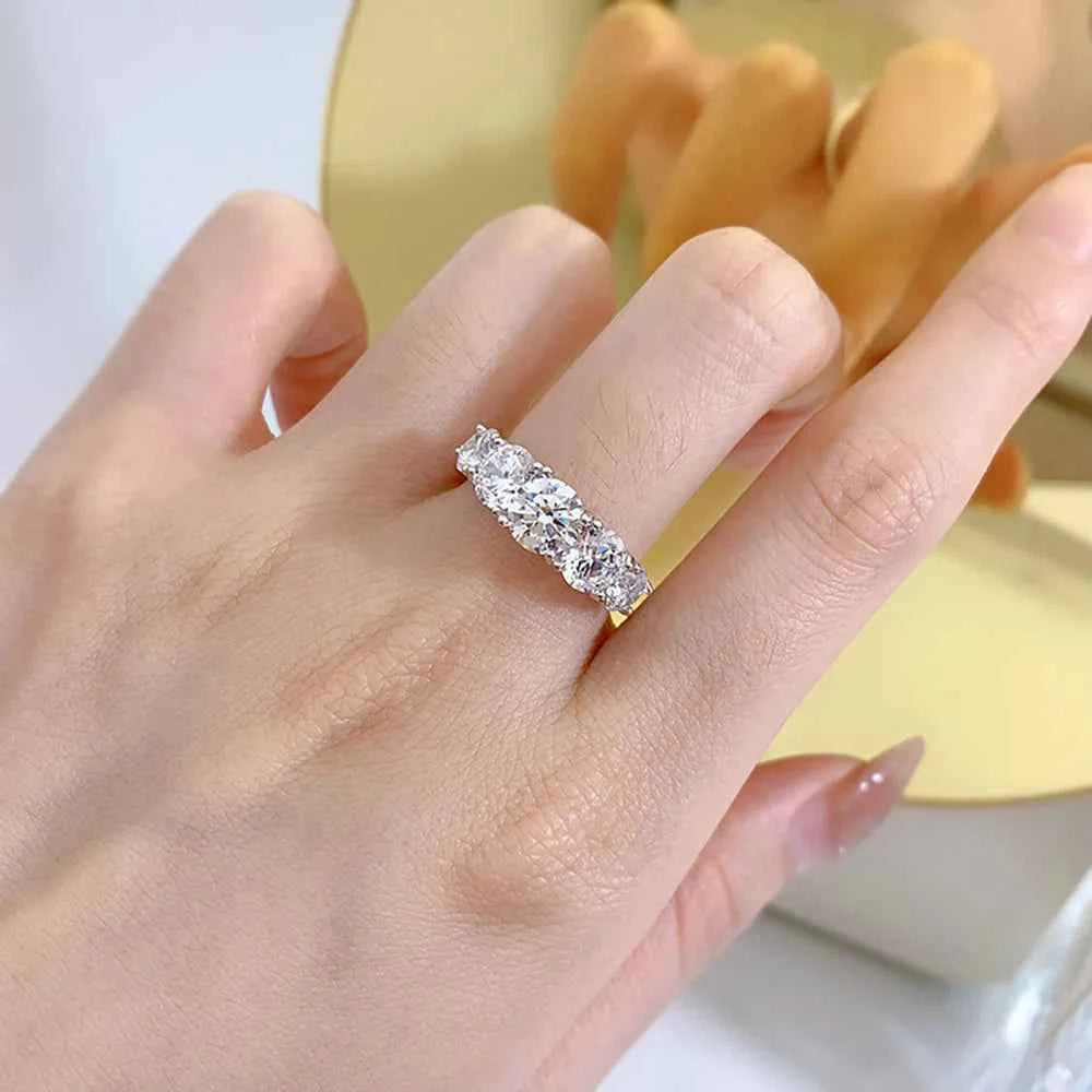 Anel Meia Aliança de Moissanite Oval 2,5–5ct em Prata 925 Banhada a Ouro 18k, Moissanite Cor D VVS1 Certificada — Monlí