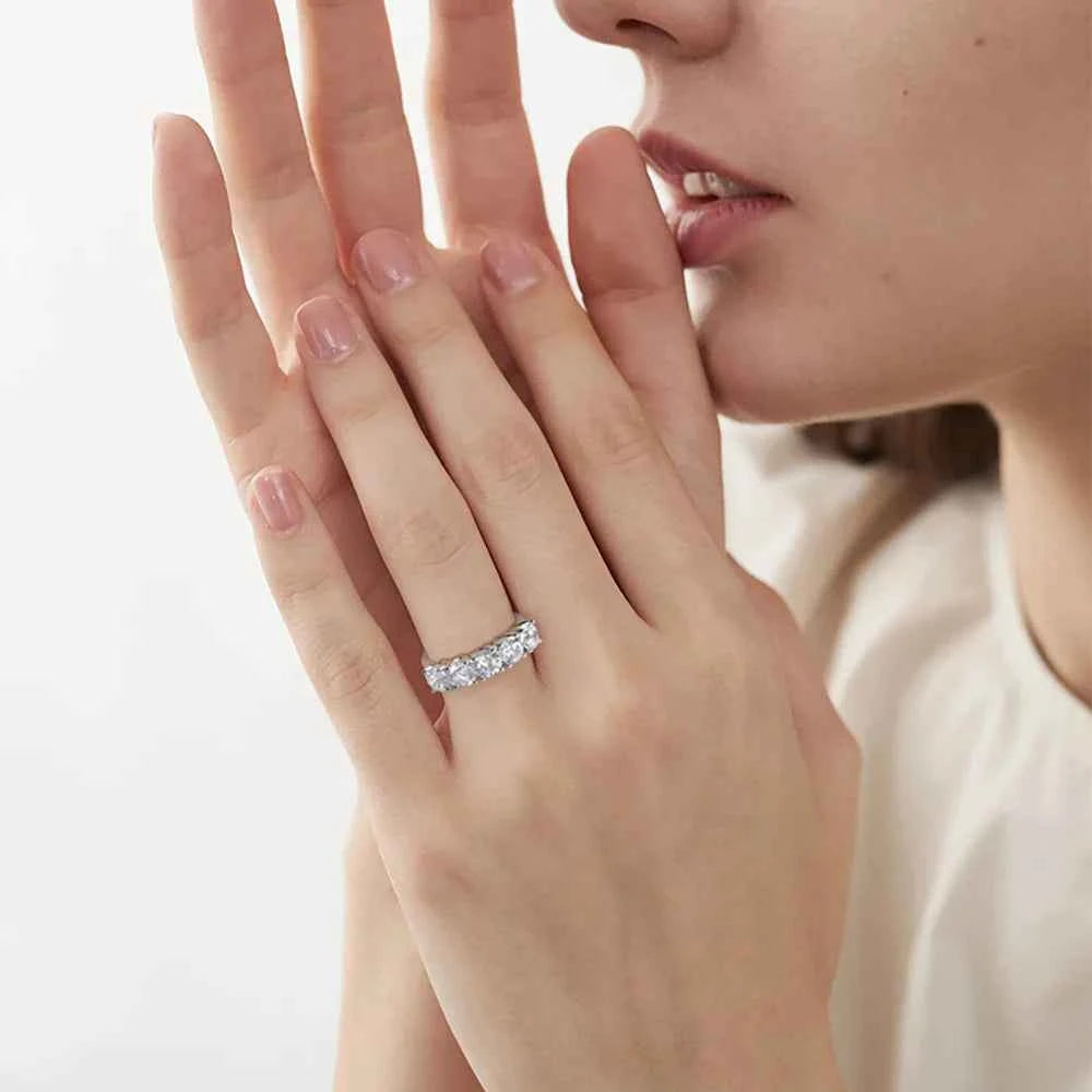 Anel Meia Aliança de Moissanite Oval 2,5–5ct em Prata 925 Banhada a Ouro 18k, Moissanite Cor D VVS1 Certificada — Monlí