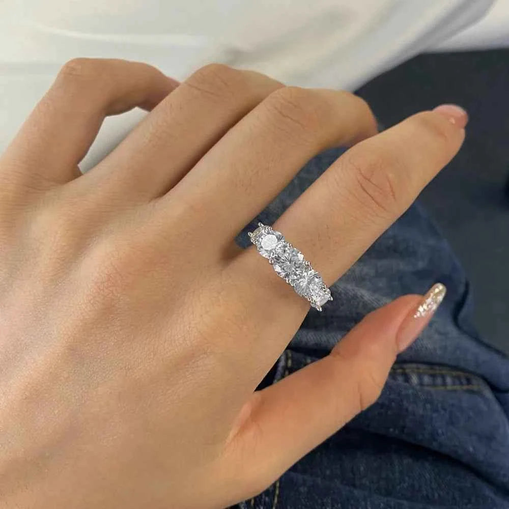 Anel Meia Aliança de Moissanite Oval 2,5–5ct em Prata 925 Banhada a Ouro 18k, Moissanite Cor D VVS1 Certificada — Monlí