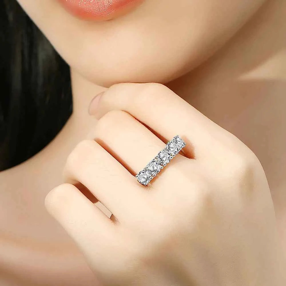 Anel Meia Aliança de Moissanite Oval 2,5–5ct em Prata 925 Banhada a Ouro 18k, Moissanite Cor D VVS1 Certificada — Monlí