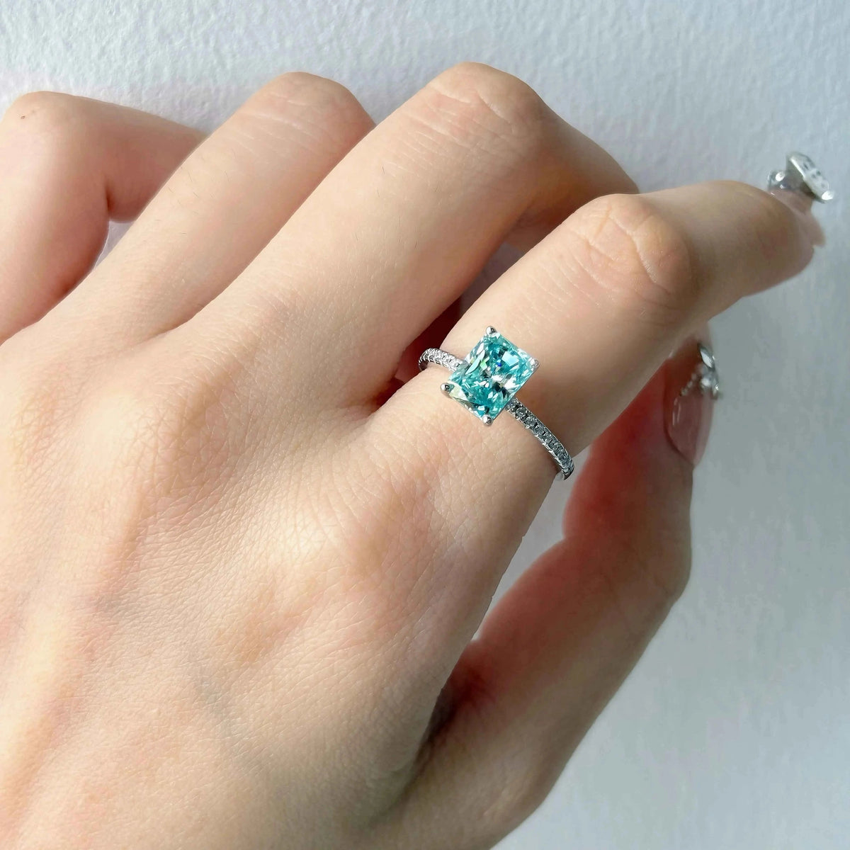 Anel Moissanite Azul 1ct 2ct Lapidação Princesa em Prata 925 com Ródio e Moissanite Cor D VVS1 Certificada