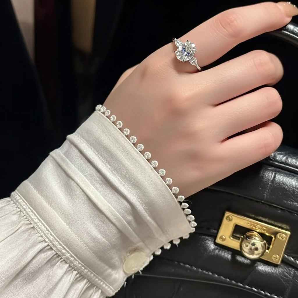 Anel Moissanite Oval 3 Pedras, Prata 925 com Ródio, 3,7ct e 9,6ct, Laterais em Gota, Certificado D VVS1