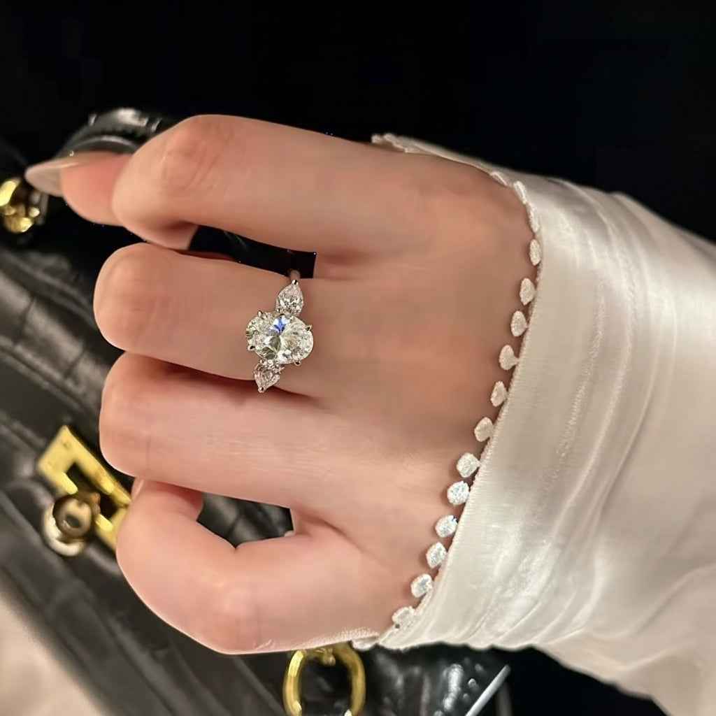 Anel Moissanite Oval 3 Pedras, Prata 925 com Ródio, 3,7ct e 9,6ct, Laterais em Gota, Certificado D VVS1