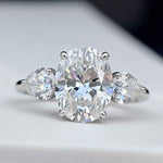 Anel Moissanite Oval 3 Pedras, Prata 925 com Ródio, 3,7ct e 9,6ct, Laterais em Gota, Certificado D VVS1