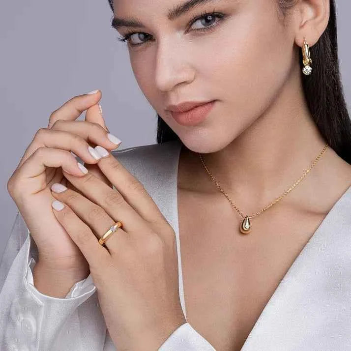 Anel Solitário Oval 0.5ct de Moissanite Cor D VVS1 em Prata 925 com Banho de Ouro 18k — Joia Fina Certificada GRA, Design Clássico e Elegante — Monlí