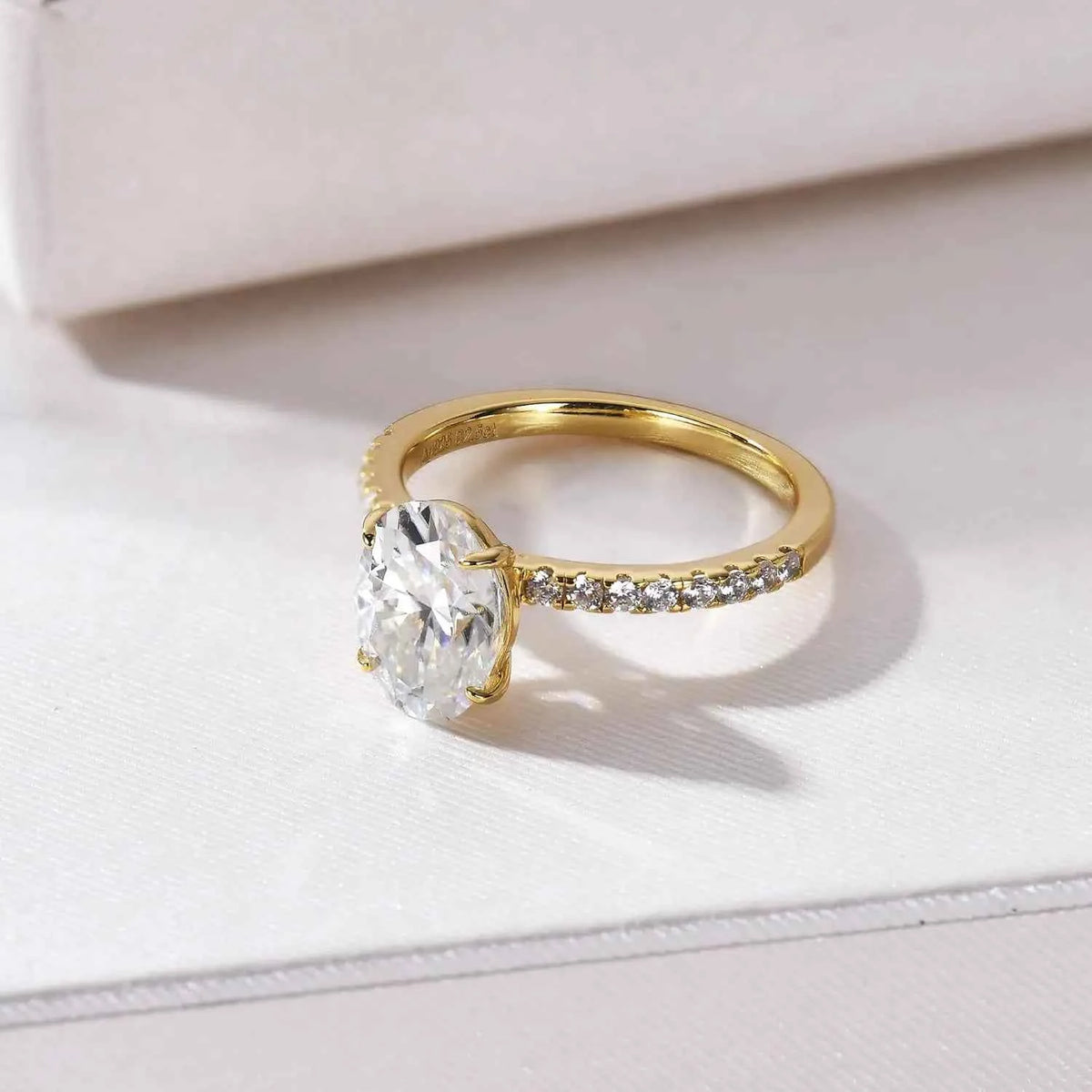 Anel Oval 2ct em Moissanite Cor D VVS1 Certificada em Prata 925 com Banho de Ouro 18K — Monlí