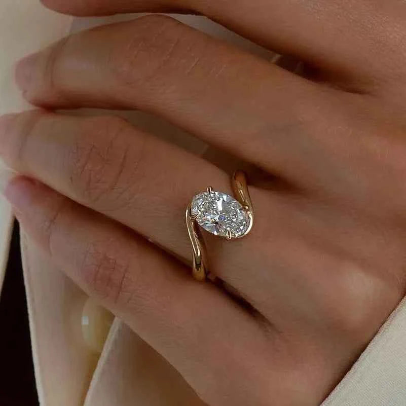 Anel Oval de Moissanite 2,5ct em Prata 925 com Banho de Ouro 18K — Aliança Tripla Luxuosa Certificada GRA, Moissanite Cor D VVS1 — Monlí