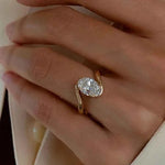 Anel Oval de Moissanite 2,5ct em Prata 925 com Banho de Ouro 18K — Aliança Tripla Luxuosa Certificada GRA, Moissanite Cor D VVS1 — Monlí